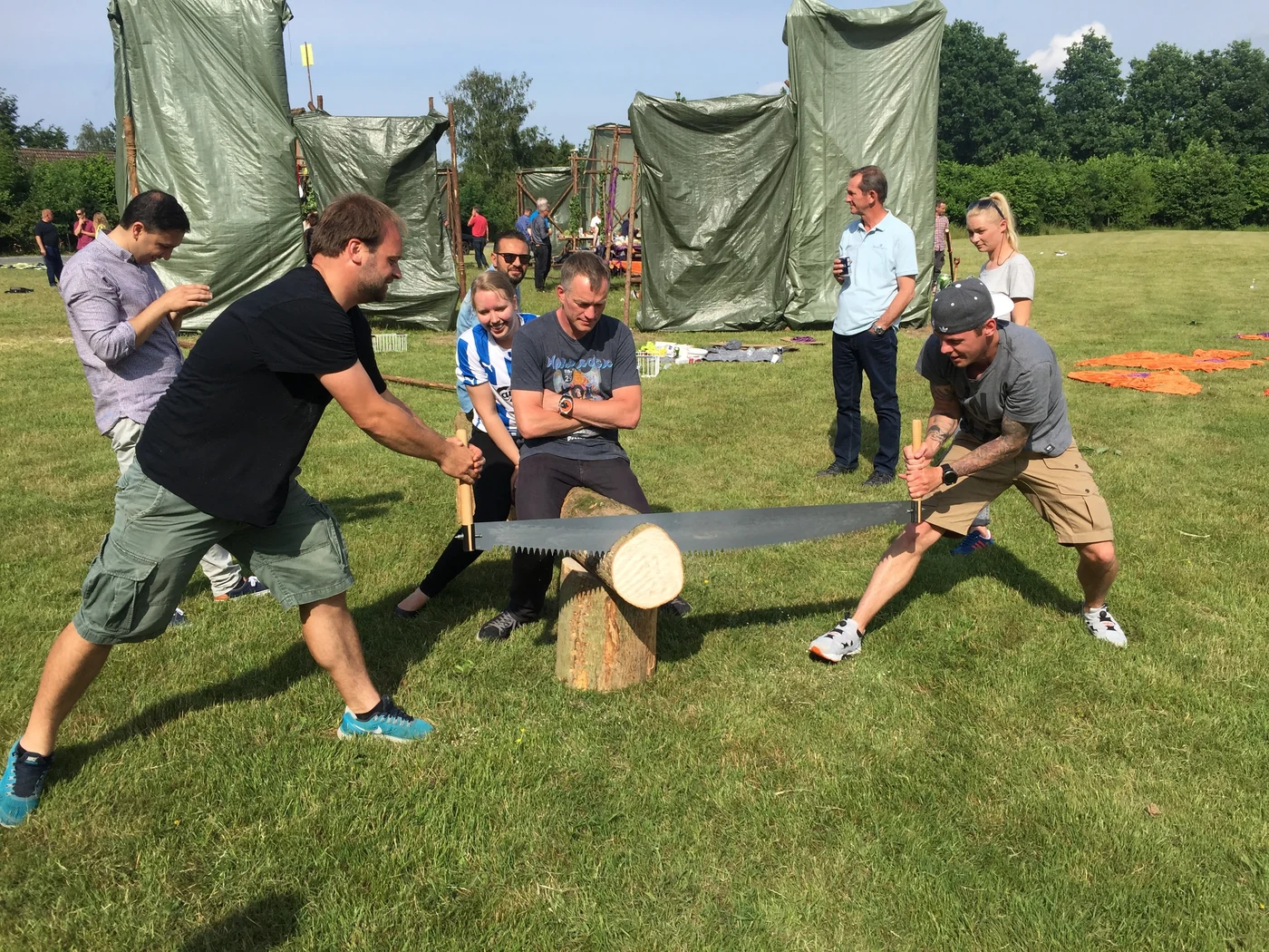 Team løser en fælles teambuildingopgave udendørs